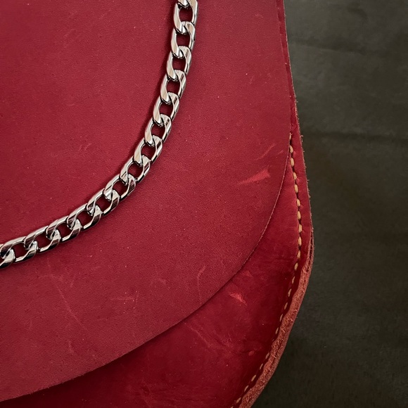 Artisan made red leather bag with silver crossbody chain - Picture 5 of 6